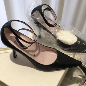 NWT. Vera Wang heels